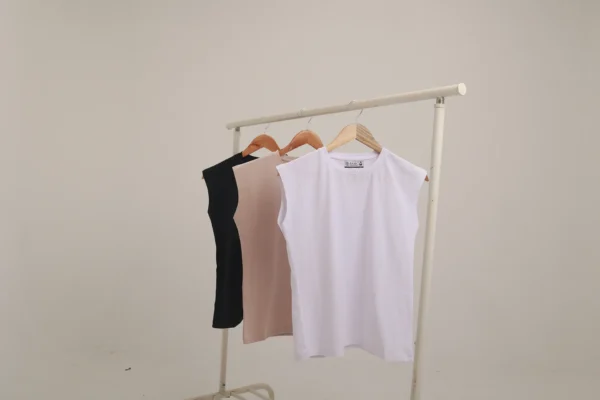 Sleeveless  T-shirt - Image 3
